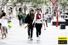 Флешмоб " Winter in Summer" в Баку  - в летнюю жару в зимней одежде (фотосессия)
